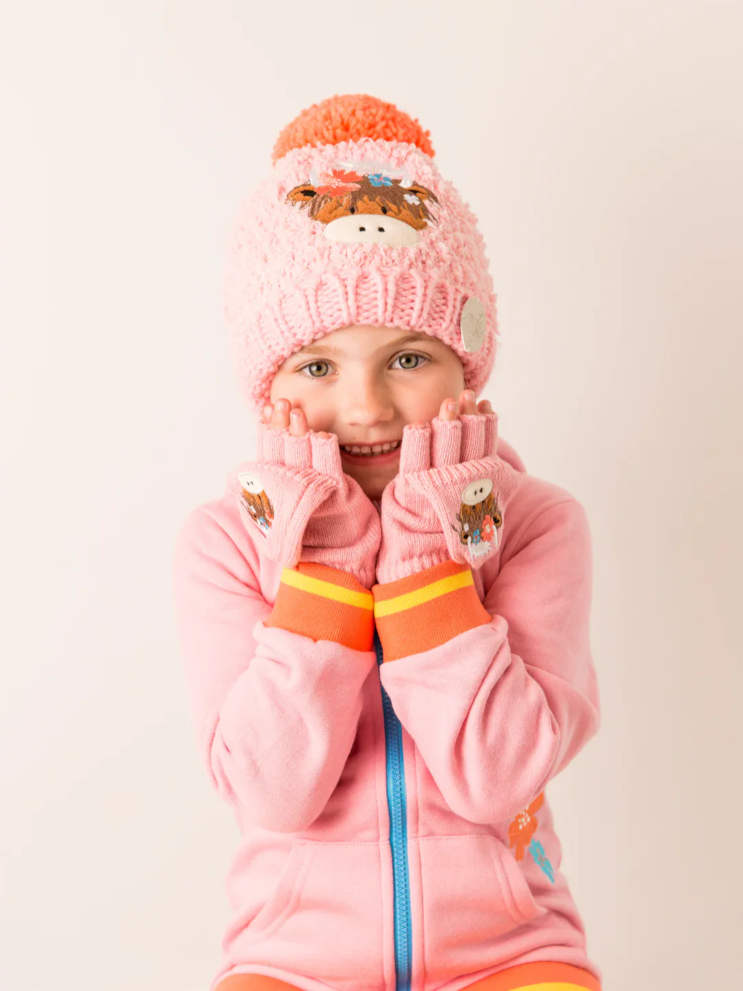 Bonnie Highland Cow Mittens - Image 3